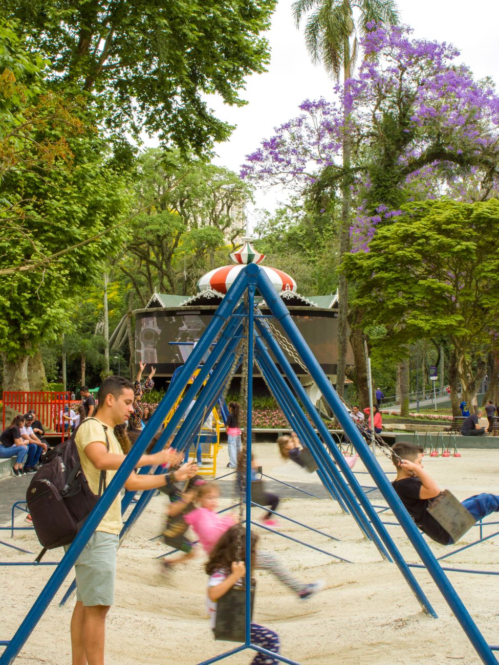 Criança em um playground ao ar livre
