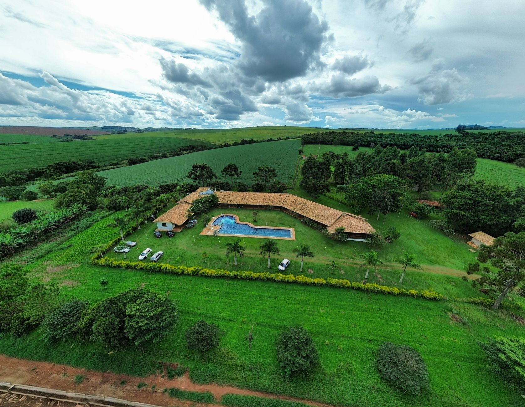 Vista aérea de fazenda com piscina e gramado