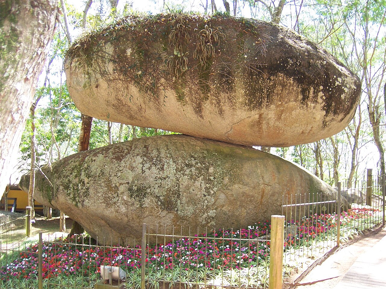 Formação de pedras sobrepostas do Parque da Pedra Montada, em Guararema